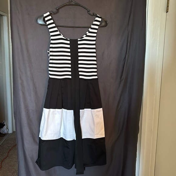 VENUS Dresses & Skirts - Venus black/white dress